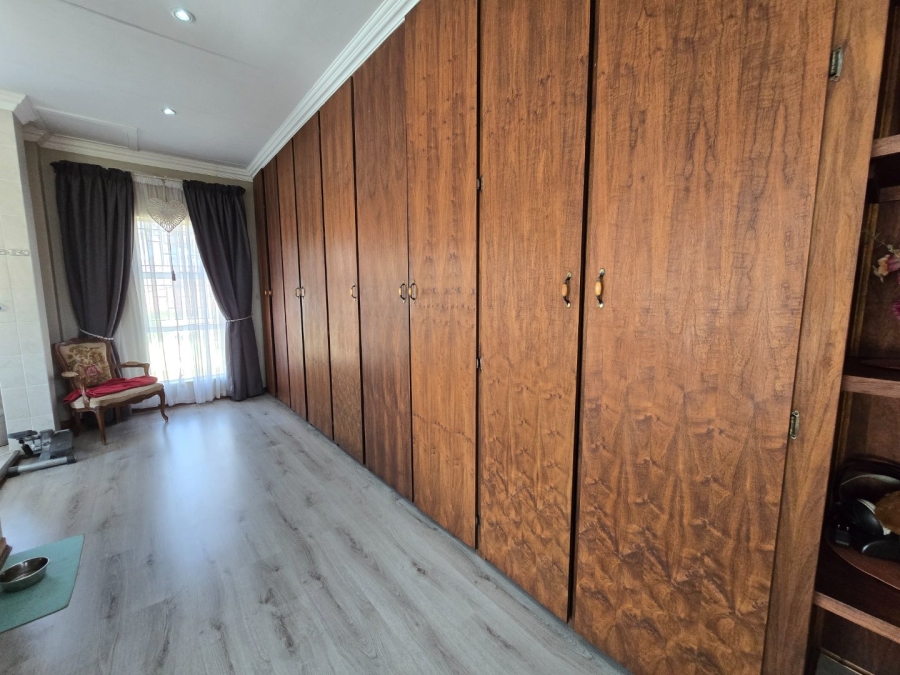 8 Bedroom Property for Sale in Grimbeeck Park North West
